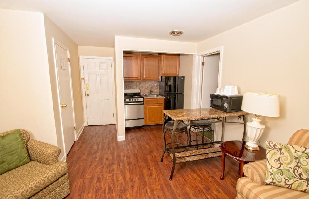 Queen Suite - Non-Smoking interior