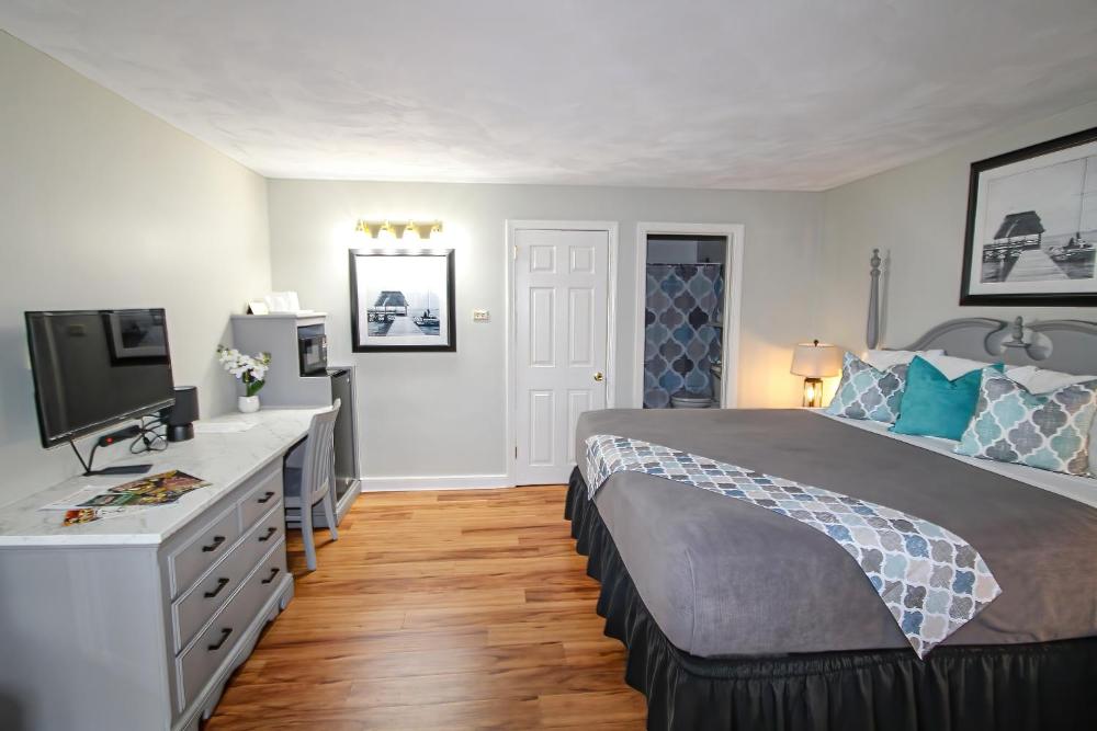 King Room - Non-Smoking interior